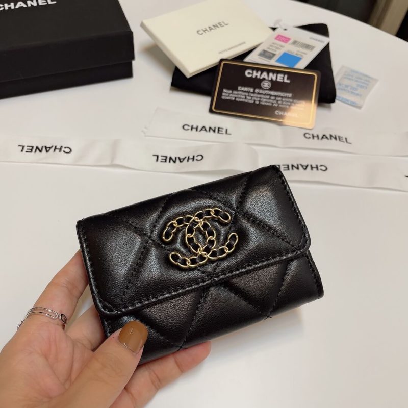 CHANEL 19 card holder with flap - Image 2