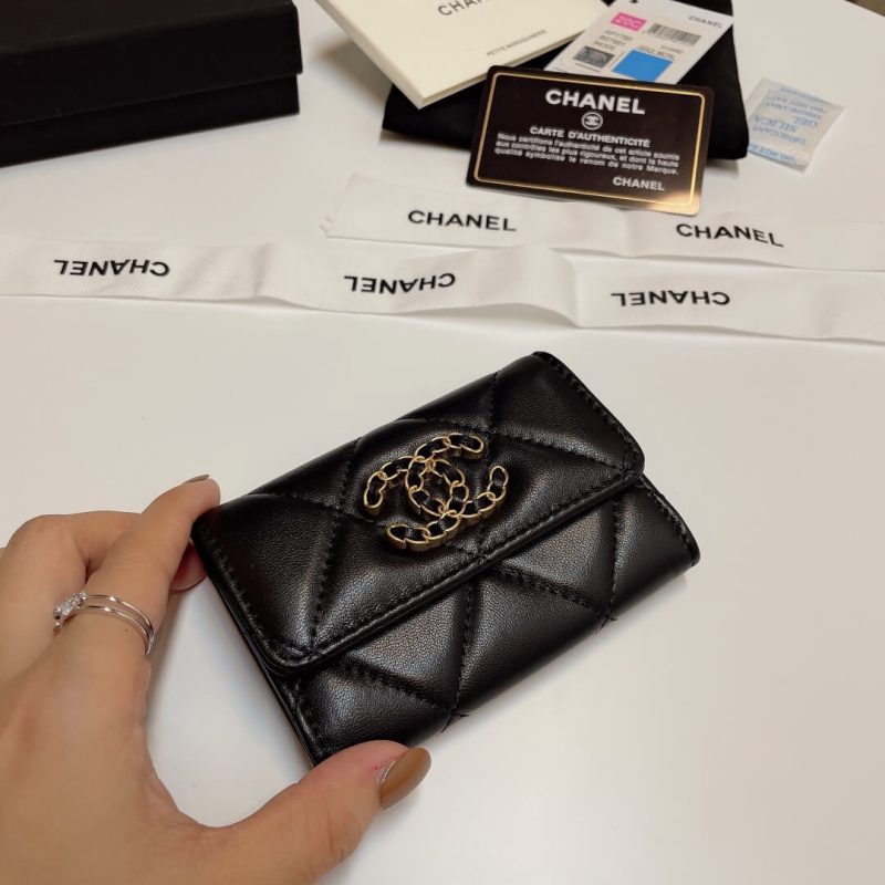 CHANEL 19 card holder with flap - Image 5
