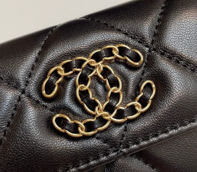 CHANEL 19 card holder with flap - Image 6