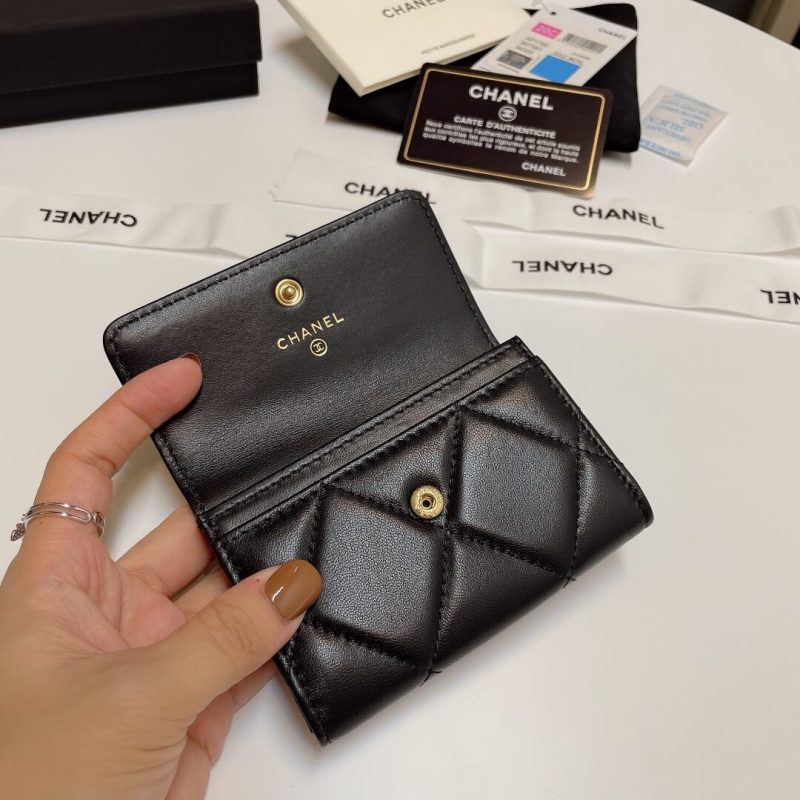 CHANEL 19 card holder with flap - Image 7