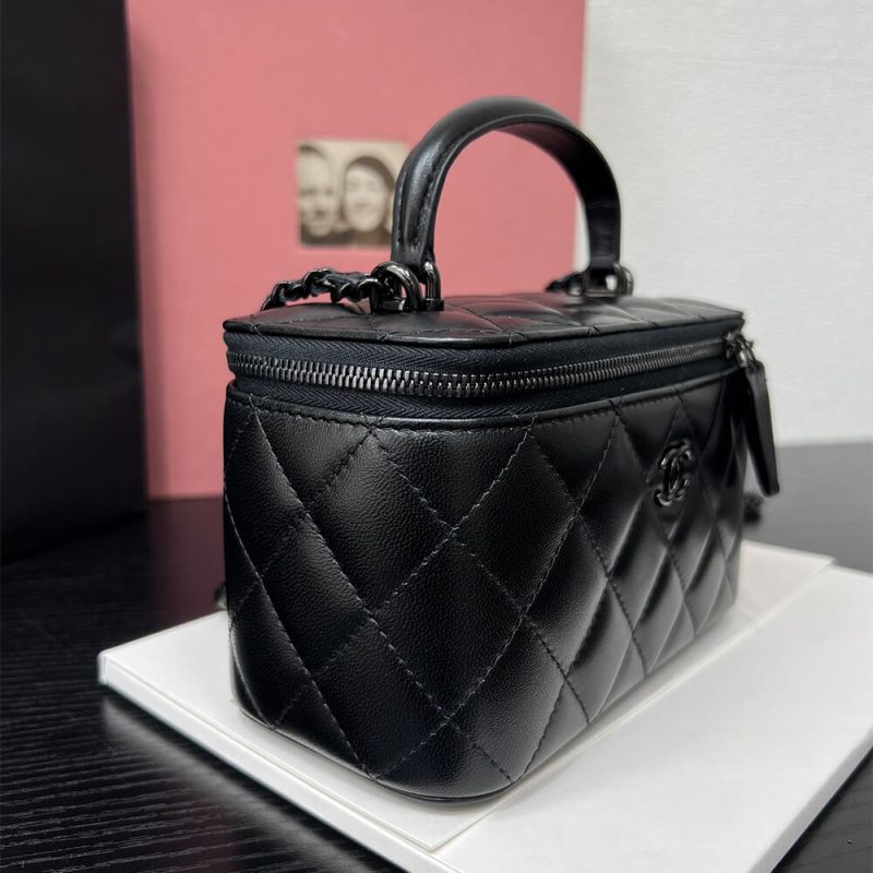 CHANEL Long Vanity with chain - Image 3