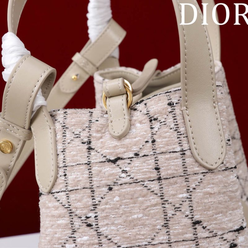 Dior Medium Signature Bucket Bag - Image 6