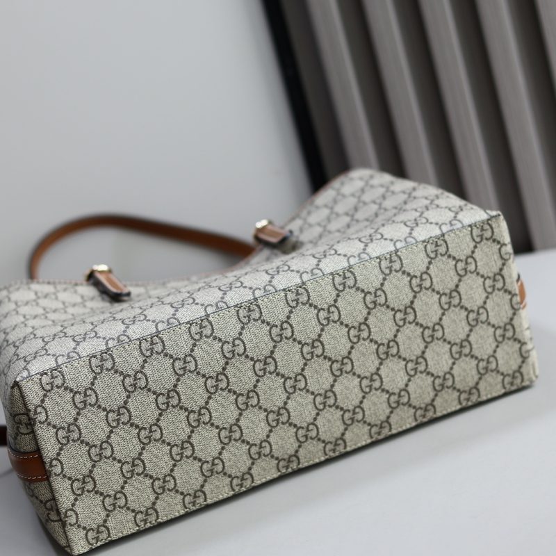 GG Emblem medium tote bag - Image 5