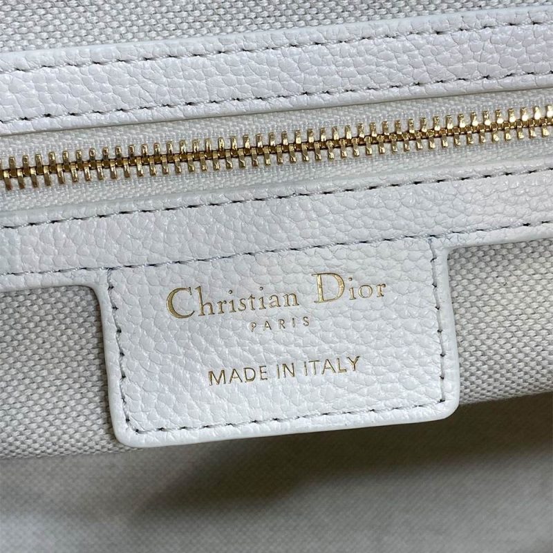 Dior Medium Dior Voyage Bag(high-end grade) - Image 7