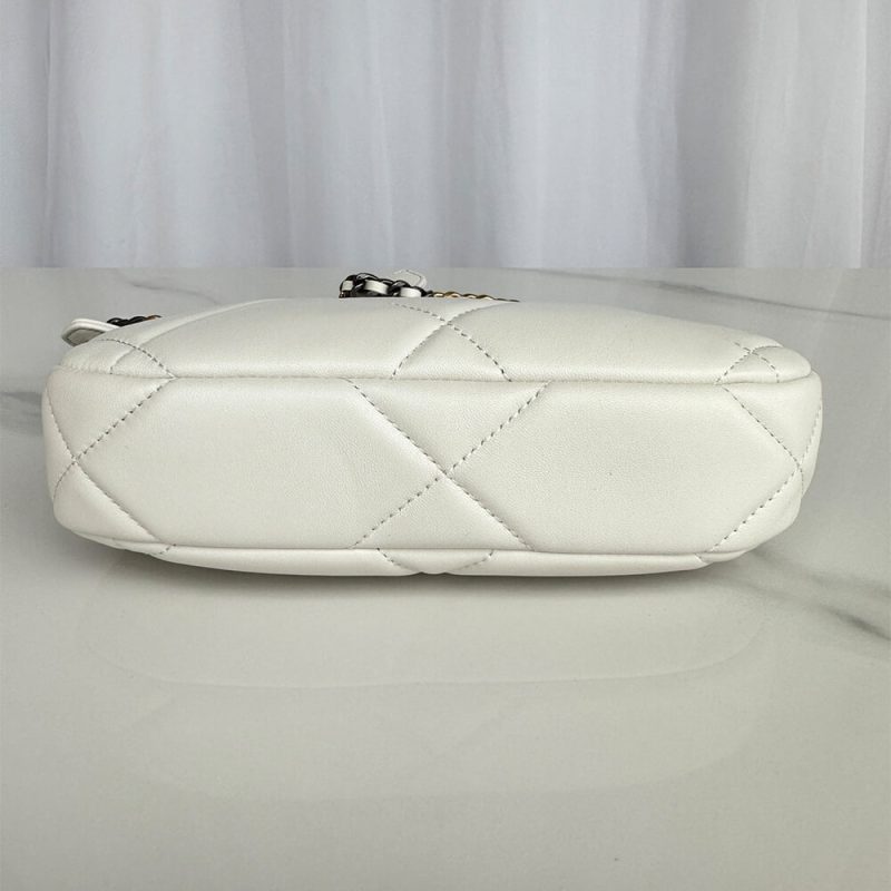 CHANEL 19 chain bag - Image 5